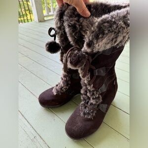 Super cute Sporto winter boots with pom poms